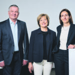 Drei Personen sind auf dem Foto zu sehen; zwei Frauen, ein Mann