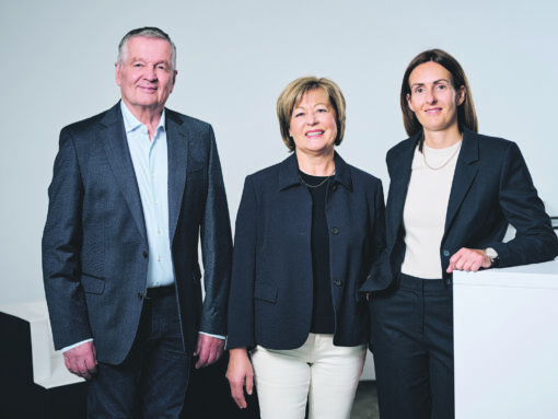 Drei Personen sind auf dem Foto zu sehen; zwei Frauen, ein Mann