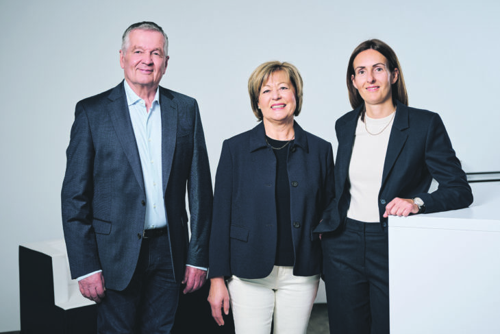 Drei Personen sind auf dem Foto zu sehen; zwei Frauen, ein Mann