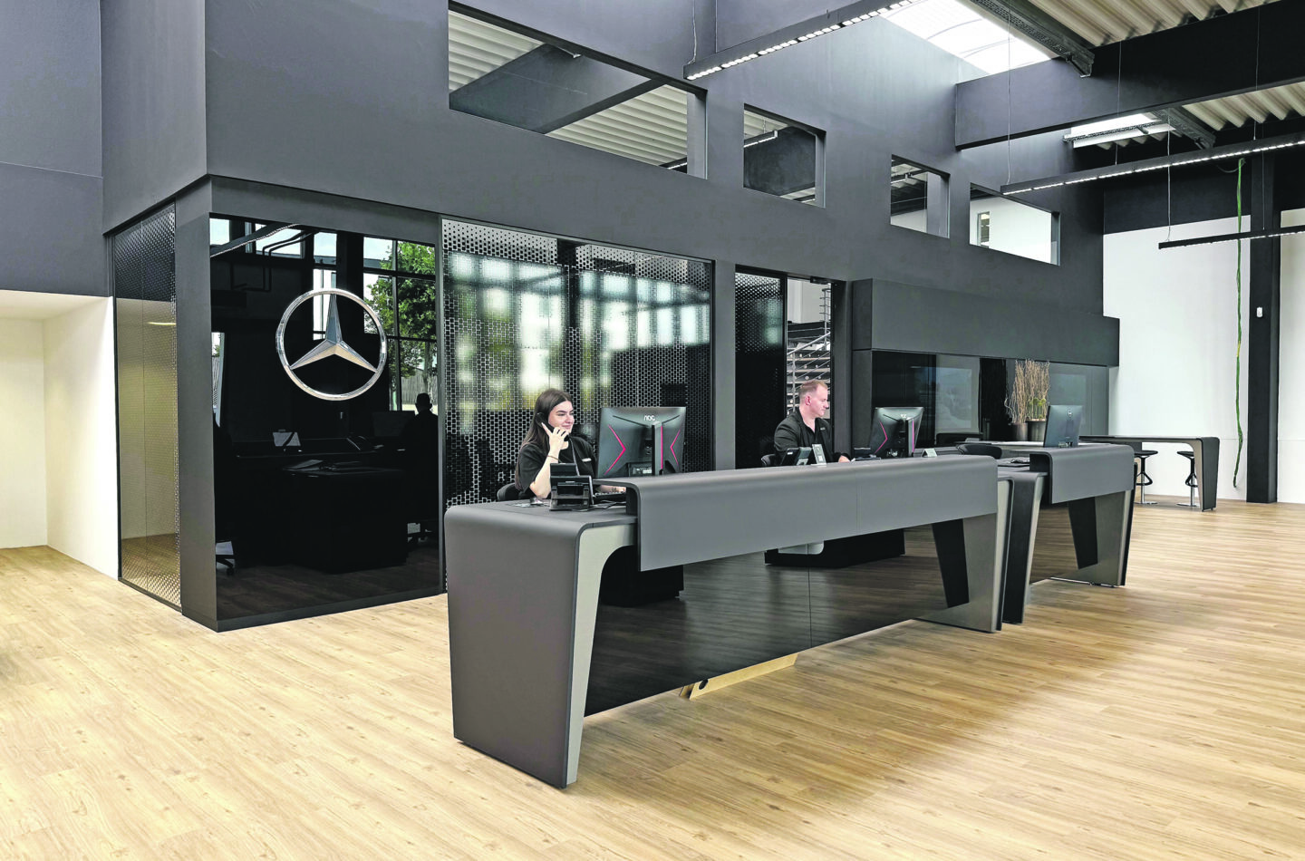 moderne Schreibtische mit zwei Personen am Empfang sitzend
