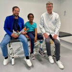 Sebastian Grasruck von der Ortho-Technik Rummelsberg (links) und Chefarzt Dr. Michael Wachowsky (rechts) zusammen mit Gabriel nach Abschluss der Behandlung.
