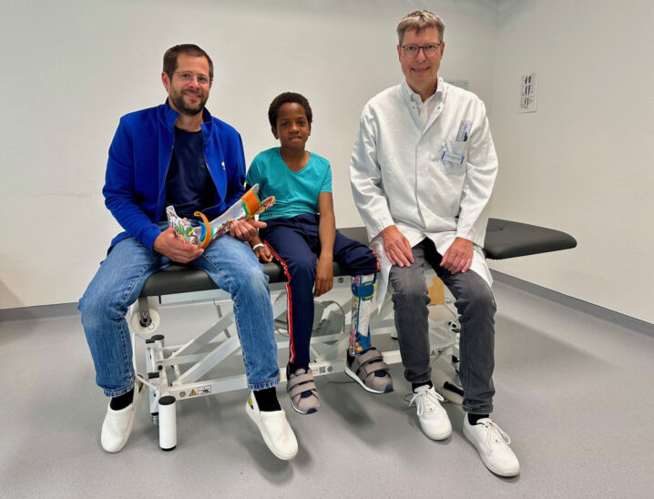 Sebastian Grasruck von der Ortho-Technik Rummelsberg (links) und Chefarzt Dr. Michael Wachowsky (rechts) zusammen mit Gabriel nach Abschluss der Behandlung.