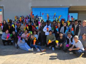 34 Pflegefachhelfer und 27 Pflegefachfrauen und Pflegefachmänner haben ihre Pflegeausbildung an der Diakoneo Berufsfachschule für Pflege in Lauf begonnen.