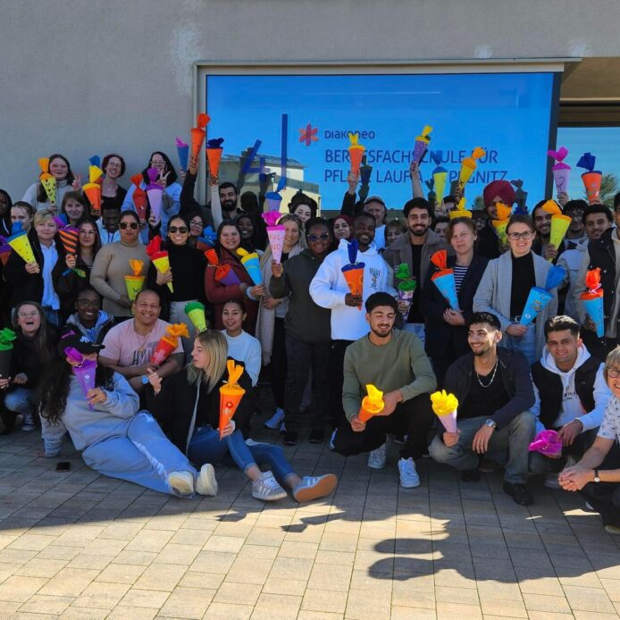 34 Pflegefachhelfer und 27 Pflegefachfrauen und Pflegefachmänner haben ihre Pflegeausbildung an der Diakoneo Berufsfachschule für Pflege in Lauf begonnen.