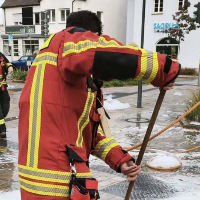 Die Einsatzkräfte mussten mit Besen und Strahlrohr anrücken.