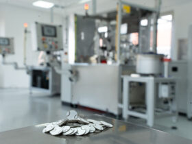 Metallisierungsanlage für Piezokeramik, die in der Messtechnik verwendet wird. Die Anlage wurde vom werkseigenen Manufacturing-Engineering-Team konzipiert und gebaut.