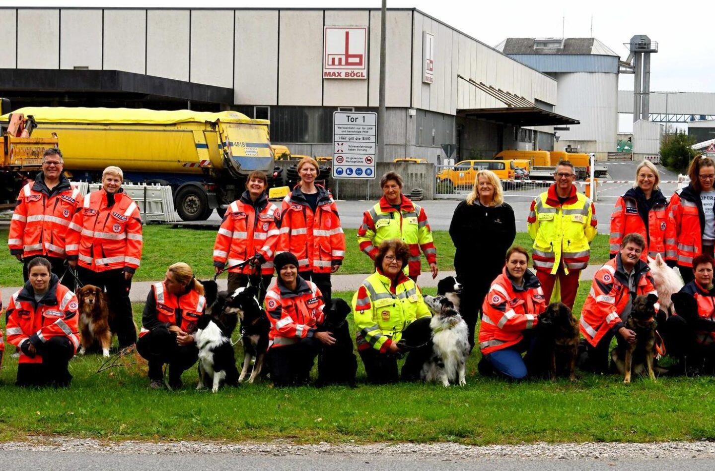 Rettungshundeteams aus verschiedenen Organisationen übten gemeinsam verschiedene Situationen - unter anderem auf dem Gelände der Firma Bögl.