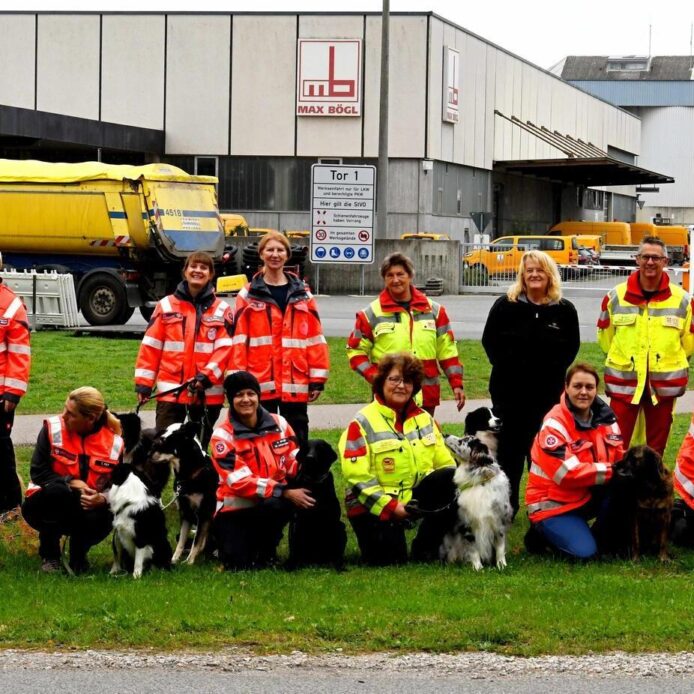 Rettungshundeteams aus verschiedenen Organisationen übten gemeinsam verschiedene Situationen - unter anderem auf dem Gelände der Firma Bögl.