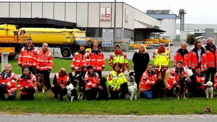 Rettungshundeteams aus verschiedenen Organisationen übten gemeinsam verschiedene Situationen - unter anderem auf dem Gelände der Firma Bögl.