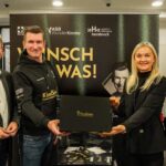 Bürgermeister Robert Ilg und Integrationsbotschafter Matthias Schindler übergeben die Wunschbox an Beratungscenterleiterin Simone Heubeck von der Sparkasse. ASB-Geschäftsführer Tino Städtler ist ebenfalls dabei (von links).