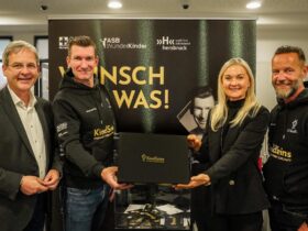 Bürgermeister Robert Ilg und Integrationsbotschafter Matthias Schindler übergeben die Wunschbox an Beratungscenterleiterin Simone Heubeck von der Sparkasse. ASB-Geschäftsführer Tino Städtler ist ebenfalls dabei (von links).