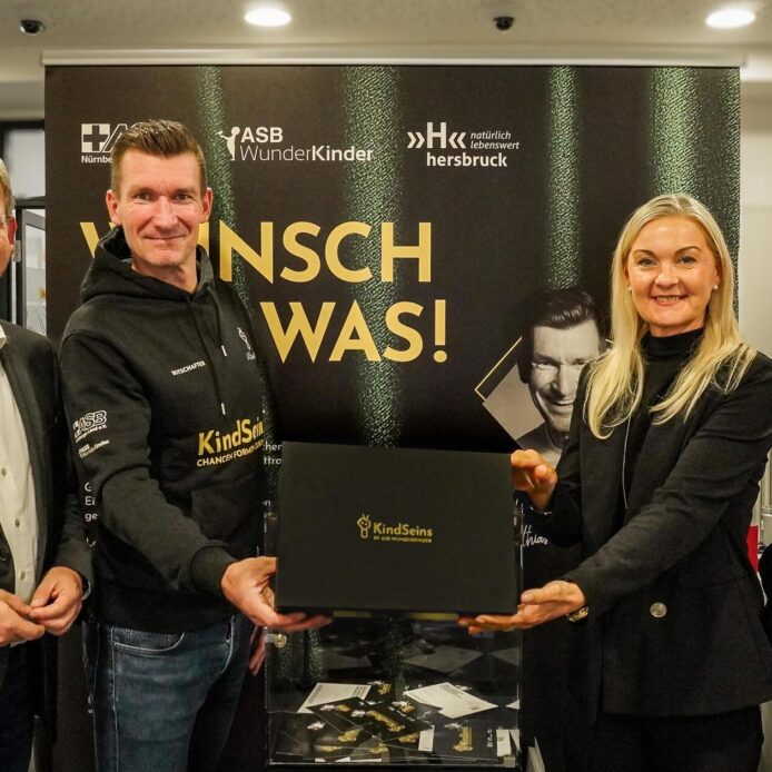 Bürgermeister Robert Ilg und Integrationsbotschafter Matthias Schindler übergeben die Wunschbox an Beratungscenterleiterin Simone Heubeck von der Sparkasse. ASB-Geschäftsführer Tino Städtler ist ebenfalls dabei (von links).