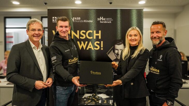 Bürgermeister Robert Ilg und Integrationsbotschafter Matthias Schindler übergeben die Wunschbox an Beratungscenterleiterin Simone Heubeck von der Sparkasse. ASB-Geschäftsführer Tino Städtler ist ebenfalls dabei (von links).