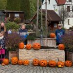 Die Kinder schmückten den Dorfbrunnen in Oberkrumbach mit ihren selbst geschnitzten Kürbissen.