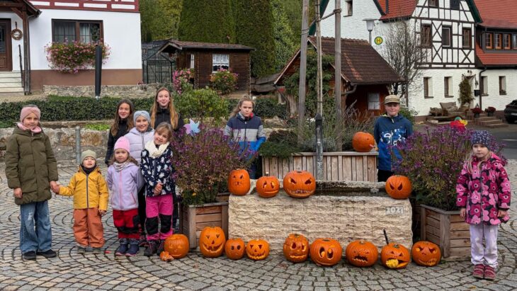 Die Kinder schmückten den Dorfbrunnen in Oberkrumbach mit ihren selbst geschnitzten Kürbissen.