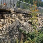 Die Stützmauer an der Kreisstraße AS 38 in Oed weist markante Schäden auf und soll erneuert werden.
