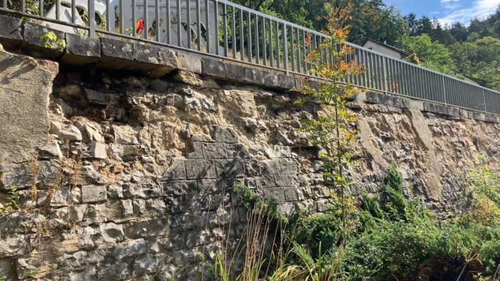 Die Stützmauer an der Kreisstraße AS 38 in Oed weist markante Schäden auf und soll erneuert werden.