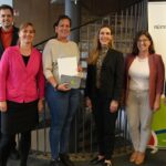 Dr. Uwe Drochner (Abteilungsleiter Gesundheitsamt), Maximilian Blatt (Sachbereichsleiter Personalverwaltung) und Julia Graf (Sachgebietsleiterin Hygiene und Infektionsschutz) gratulierten Jasmin Kronberger. Auch Gesche Goldhammer (Abteilungsleiterin Abteilung 1), Stefanie Bär (Sachgebietsleiterin Hauptamt) und Landrat Armin Kroder sprachen ihre Anerkennung aus (von links).