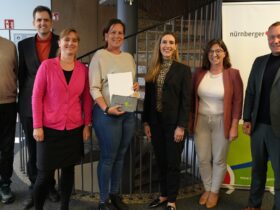 Dr. Uwe Drochner (Abteilungsleiter Gesundheitsamt), Maximilian Blatt (Sachbereichsleiter Personalverwaltung) und Julia Graf (Sachgebietsleiterin Hygiene und Infektionsschutz) gratulierten Jasmin Kronberger. Auch Gesche Goldhammer (Abteilungsleiterin Abteilung 1), Stefanie Bär (Sachgebietsleiterin Hauptamt) und Landrat Armin Kroder sprachen ihre Anerkennung aus (von links).