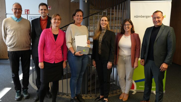 Dr. Uwe Drochner (Abteilungsleiter Gesundheitsamt), Maximilian Blatt (Sachbereichsleiter Personalverwaltung) und Julia Graf (Sachgebietsleiterin Hygiene und Infektionsschutz) gratulierten Jasmin Kronberger. Auch Gesche Goldhammer (Abteilungsleiterin Abteilung 1), Stefanie Bär (Sachgebietsleiterin Hauptamt) und Landrat Armin Kroder sprachen ihre Anerkennung aus (von links).