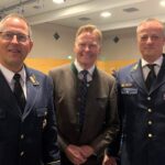Abstimmung mit dem Landesfeuerwehrverband: Norbert Dünkel trifft sich regelmäßig mit dessen Vorsitzendem Johann Eitzenberger (links) und mit Vertretern aus dem Landkreis, hier mit Ehrenkreisbrandrat Norbert Thiel (rechts).