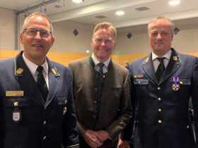 Abstimmung mit dem Landesfeuerwehrverband: Norbert Dünkel trifft sich regelmäßig mit dessen Vorsitzendem Johann Eitzenberger (links) und mit Vertretern aus dem Landkreis, hier mit Ehrenkreisbrandrat Norbert Thiel (rechts).