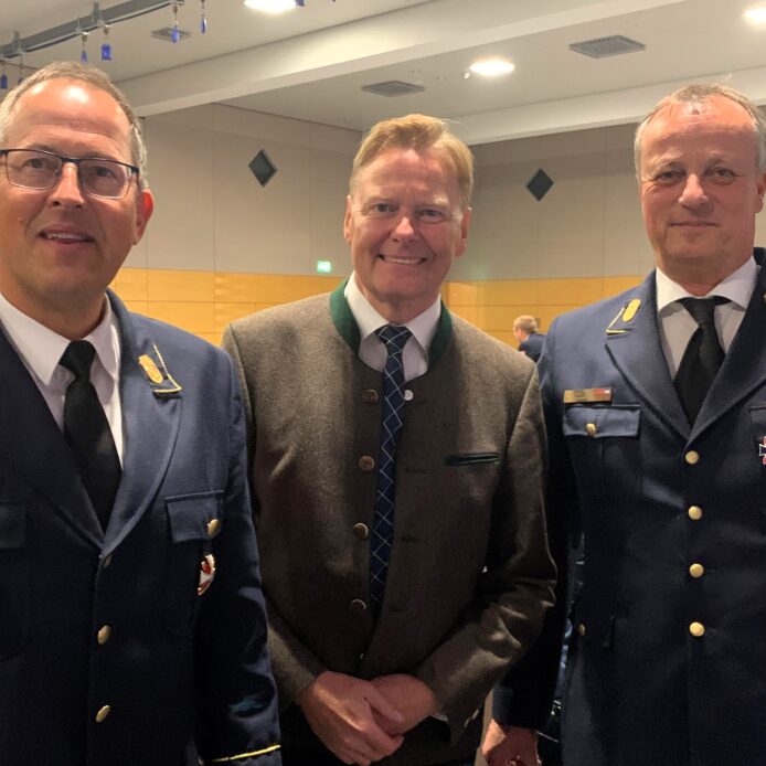 Abstimmung mit dem Landesfeuerwehrverband: Norbert Dünkel trifft sich regelmäßig mit dessen Vorsitzendem Johann Eitzenberger (links) und mit Vertretern aus dem Landkreis, hier mit Ehrenkreisbrandrat Norbert Thiel (rechts).