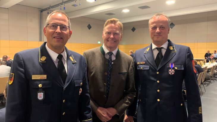 Abstimmung mit dem Landesfeuerwehrverband: Norbert Dünkel trifft sich regelmäßig mit dessen Vorsitzendem Johann Eitzenberger (links) und mit Vertretern aus dem Landkreis, hier mit Ehrenkreisbrandrat Norbert Thiel (rechts).