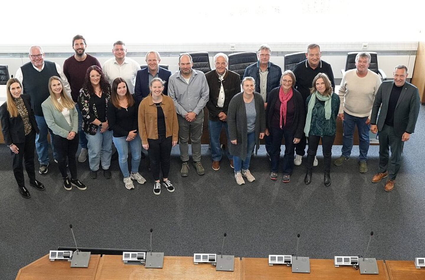 Circa 15 Personen sind stehend auf dem Foto zu sehen.