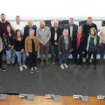 Circa 15 Personen sind stehend auf dem Foto zu sehen.