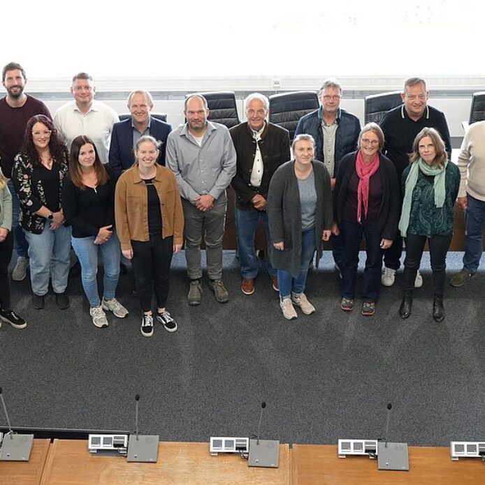 Circa 15 Personen sind stehend auf dem Foto zu sehen.