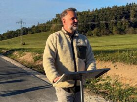 Erster Bürgermeister Rainer Bock bei der Eröffnung des neuen Radwegs.