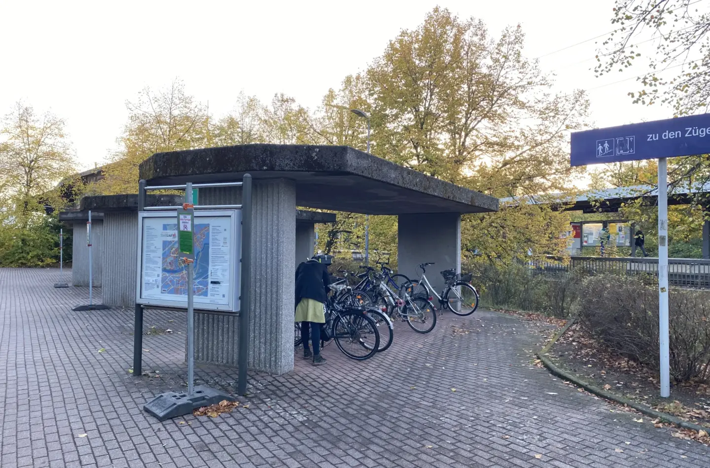Die alten Fahrradabstellplätze am Bahnhof Lauf/links werden abgebrochen und durch neue ersetzt.