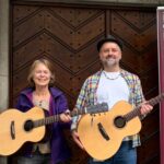 Freude über den Gewinn: Christine Steger und Dominik de Lohr mit ihren neuen Harley Benton Westerngitarren bei der Übergabe in Hersbruck.