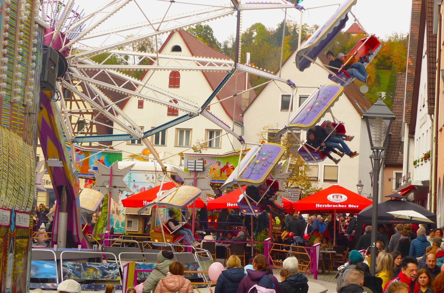 Kirwabesucher genießen das Flair aus Bummeln, Shoppen und Unterhaltung.