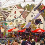 Kirwabesucher genießen das Flair aus Bummeln, Shoppen und Unterhaltung.