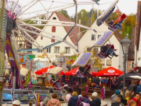 Kirwabesucher genießen das Flair aus Bummeln, Shoppen und Unterhaltung.