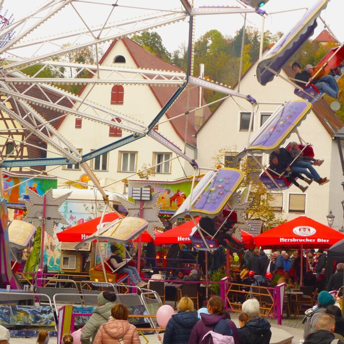 Kirwabesucher genießen das Flair aus Bummeln, Shoppen und Unterhaltung.
