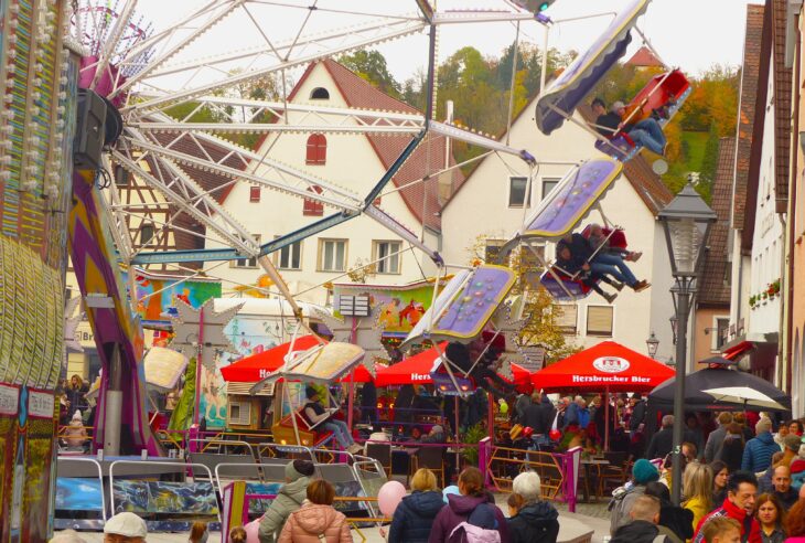 Kirwabesucher genießen das Flair aus Bummeln, Shoppen und Unterhaltung.