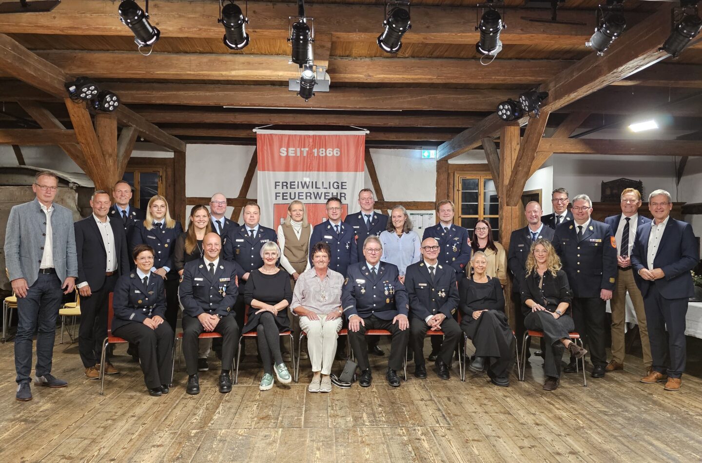 Die Feuerwehr Hersbruck gratulierte allen Geehrten zu ihren Auszeichnungen und bedankte sich für ihre langjährige Treue, ihren Einsatz und ihren wertvollen Beitrag für die Sicherheit der Bürgerinnen und Bürger.
