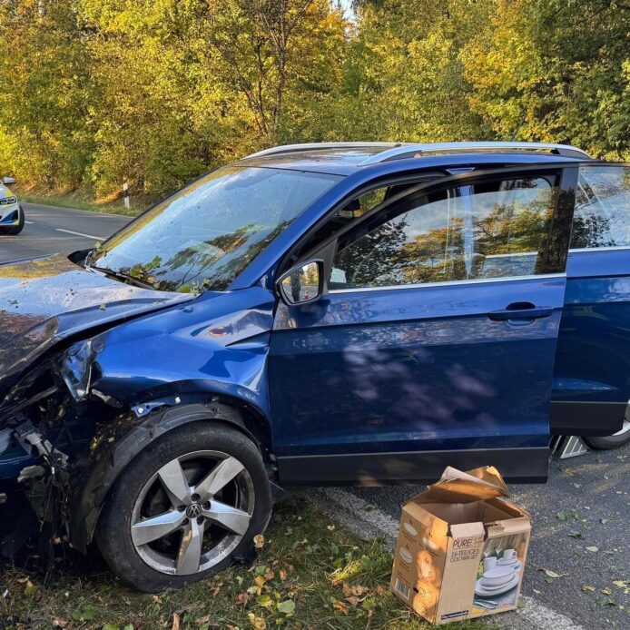 Ein Auto ist von der Straße bei Schnaittach abgekommen und hat sich überschlagen.