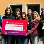 Kreisbäuerin Marion Fischer überreicht die Spende der Landfrauen Nürnberger Land an Bruni Schmidt und Jochen Tetzlaff vom Jugendfreizeitwerk Nürnberger Land.