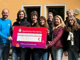 Kreisbäuerin Marion Fischer überreicht die Spende der Landfrauen Nürnberger Land an Bruni Schmidt und Jochen Tetzlaff vom Jugendfreizeitwerk Nürnberger Land.