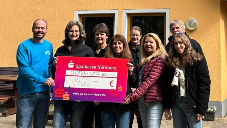 Kreisbäuerin Marion Fischer überreicht die Spende der Landfrauen Nürnberger Land an Bruni Schmidt und Jochen Tetzlaff vom Jugendfreizeitwerk Nürnberger Land.