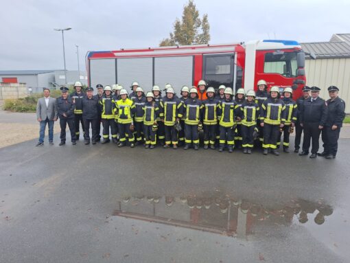 Die Feuerwehrfrauen und -männer nach ihrer bestandenen Leistungsprüfung.
