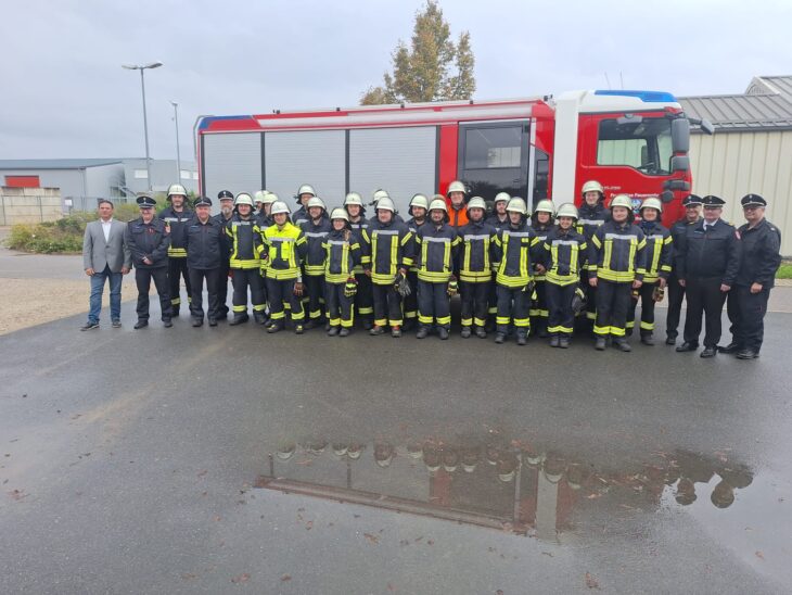 Die Feuerwehrfrauen und -männer nach ihrer bestandenen Leistungsprüfung.