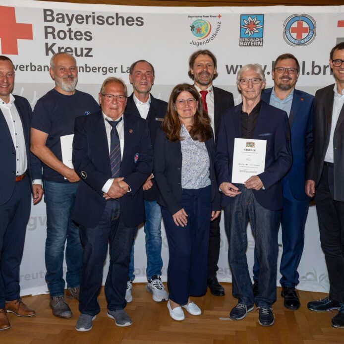 Für ihr langjähriges Engagement beim Roten Kreuz wurden in Röthenbach Mitglieder des BRK-Kreisverbandes Nürnberger Land mit staatlichen Ehrenzeichen ausgezeichnet.