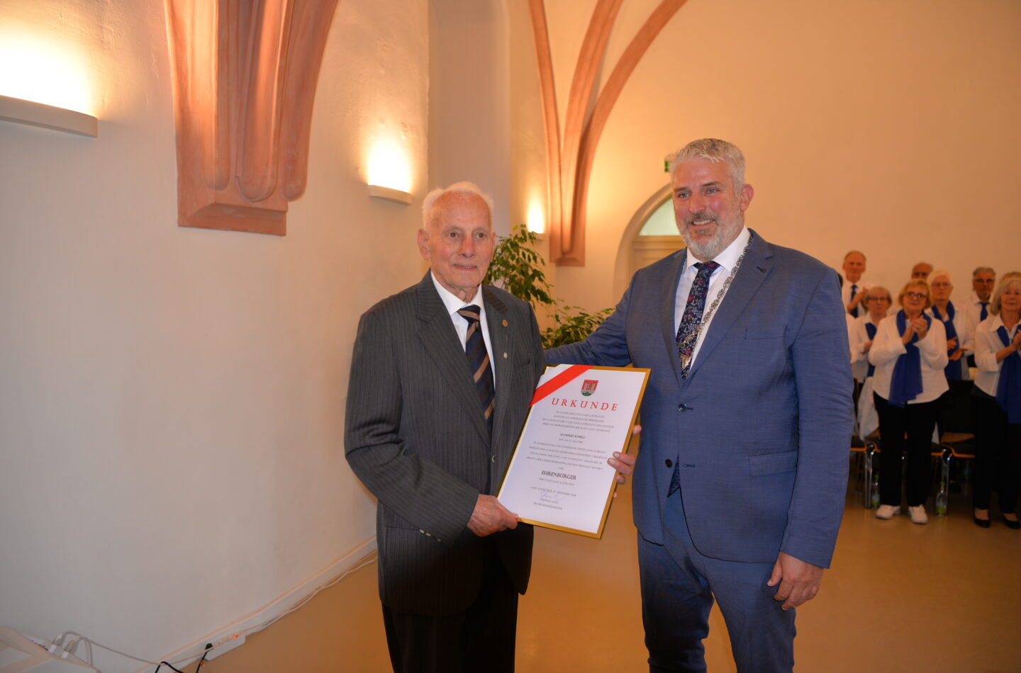 Manfred Scheld (links) und Bürgermeister Thomas Lang im Kaisersaal der Wenzelburg.