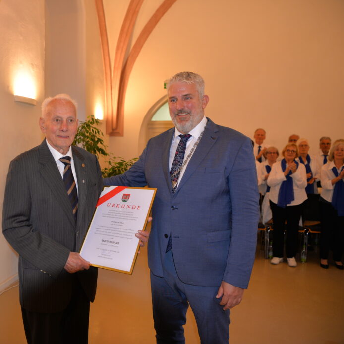Manfred Scheld (links) und Bürgermeister Thomas Lang im Kaisersaal der Wenzelburg.