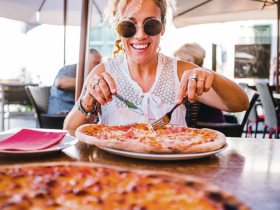 Der 25. Oktober ist ein besonderer Tag für alle Pizza-Liebhaber, denn an diesem 
Datum wird weltweit der Welttag der Pizzabäcker gefeiert. 
Foto: AdobeStock / simona
